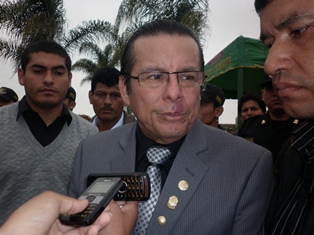 alcalde gasco en izamiento